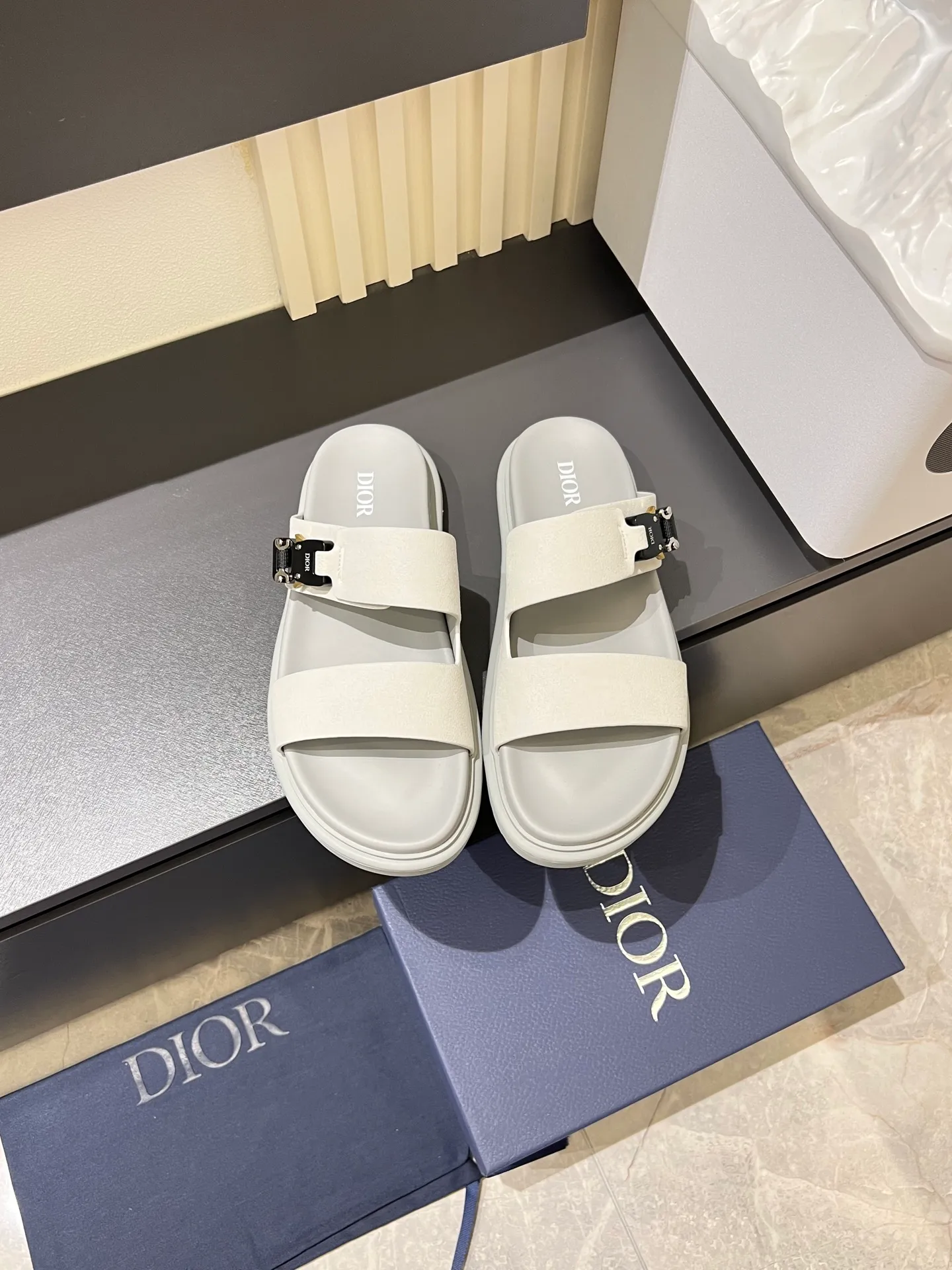 Men's Men's Shoes 💰p320 Dio* Men's Sandals Slippers. Showcasing Dior haute couture design. The Dior gray suede strap is accented with an aluminum Dior buckle for added style. Paired with a comfortable tonal notch sole, they pair easily with shorts or jeans for a sophisticated look. Main body: suede cow leather, technical fabric lining: cow leather, with adjustable straps, aluminum Dior buckle, Dior gray EVA insole, tonal notched rubber outsole splicing structure, size: 38-44 (customized at 45.46)